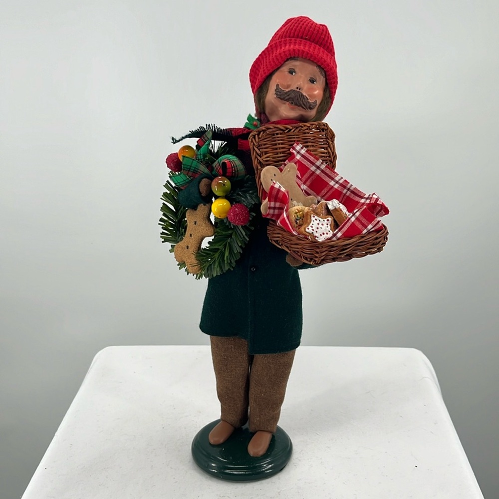 Byers Choice Caroler “Family with Gingerbread - Man” (14”)